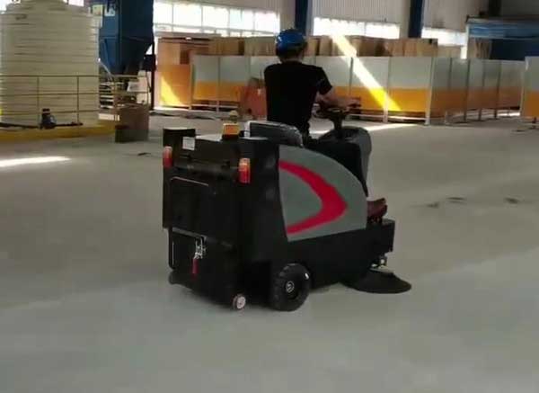 電動(dòng)掃地車價(jià)格表大全，哪些因素影響價(jià)格的高低？