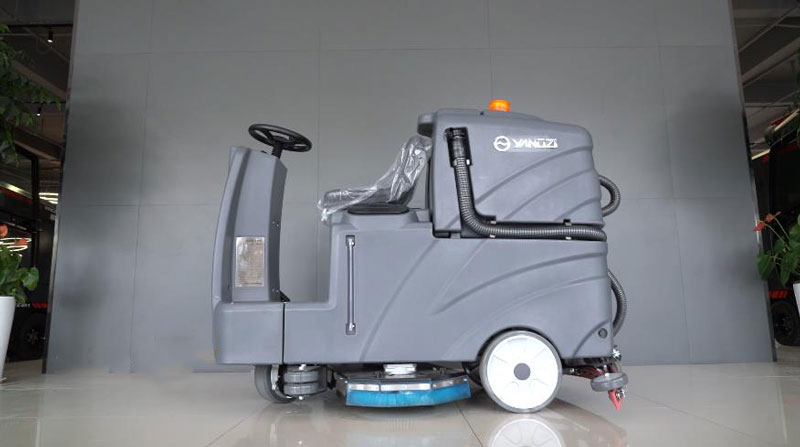 使用正確類型的洗地機清潔！