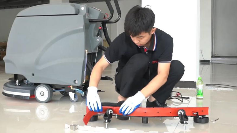 駕駛式洗地機該怎么保養