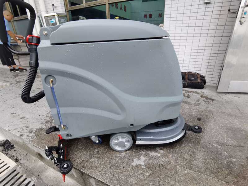 學校食堂怎么清洗方便？揚子手推式洗地機了解一下